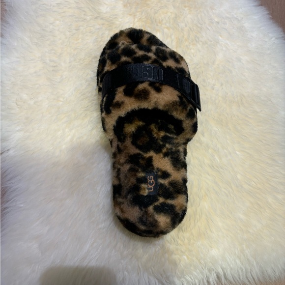 *SOLD* VEUC - UGG Fluffita Flatform Sandals - 7.5 - Picture 2 of 5